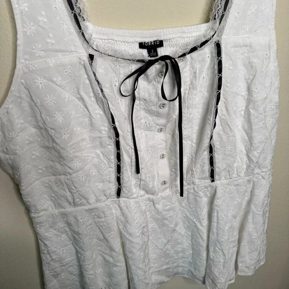 Torrid - Peplum Eyelet Top - size 2 - Picture 6 of 8